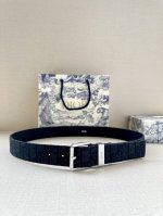 Dior 这款腰带采用黑色超迷你 Oblique 印花面料精心制作，搭配金属覆层黄铜腰带扣，彰显优雅时尚的风范。腰带长度可调节，可与各式 35 毫米腰带扣随心搭