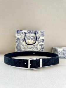 Dior 这款腰带采用黑色超迷你 Oblique 印花面料精心制作，搭配金属覆层黄铜腰带扣，彰显优雅时尚的风范。腰带长度可调节，可与各式 35 毫米腰带扣随心搭