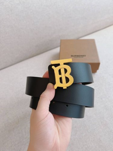 品牌:博柏利 价格:特 尺寸:带宽38Mm 正品尺寸 五金材质:专柜精品扣，真空电镀，工艺精细 带身材质:天然头层牛皮.质感十足