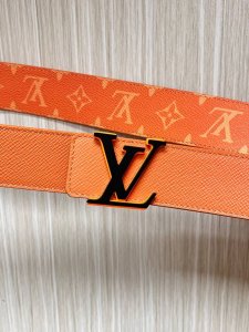 当季新款 40Mm可翻转皮带在Monogram Canvas一侧和皮革背面均采用柔和的橙色十字纹。扣件是品牌标志性字母的缠绕组合，以匹配的颜色和银色色调的五金件