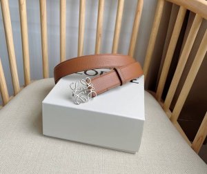 Loewe 罗意威专柜最新同款腰带 选用鹅卵石纹牛皮革腰带 配有Loewe Anagram针扣 卓越的工艺 个性的造型 精美的材质 宽:3.2Cm