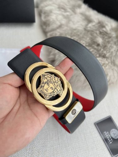 品名：Versace.范思哲原单腰带 皮带 型号：挂扣，经典人头纯钢材质扣头，头层牛皮，图片实物拍摄 材料：百分百头层牛皮，保证真皮。24K纯钢扣双面可用专柜同