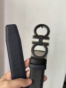 男士质感腰带｜菲拉格慕 彰显气质的单品，精致8字双层金属扣，每一处细节处理相当到位，触觉上舒适细腻，再配上头层牛皮带身双面可用，搭配服饰绝绝子。3.5Cm