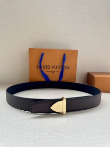 特 Lv 3.4宽 Attract 双面腰带拥有微弧形边缘和摩登形状末端，再为金属 Lv 搭结构。经典色彩和不同纹理呈现两式风尚，实现多种造型可能。
