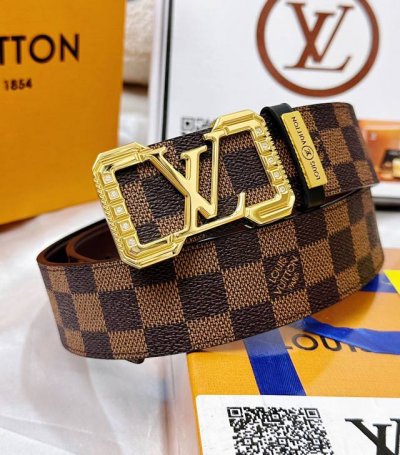 皮带：LV..路易..威登镶嵌满钻 腰带：顶级原单复刻品质百分百头层牛皮，保证真皮。雕花镂空镶钻工艺.真空电镀.永不掉色.24K纯钢扣头层老花，黑格，棕格，黑花