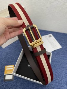 品牌 巴利 No.550 特 描述 经典系列新品腰带，采用小牛皮材质，完美搭配手工车线，经典配色，可搭配商务西装或更为休闲的造型。腰带为法国尺寸，请在购买前参阅