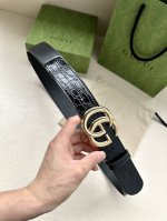 宽度4.0Cm 标志性Gg图案采用穿孔工艺制作，为这款黑色皮革腰带增添精致质感。闪亮钯金色调金属双G造型配件灵感源自对品牌别具意义的70年代的典藏设计。 黑色G
