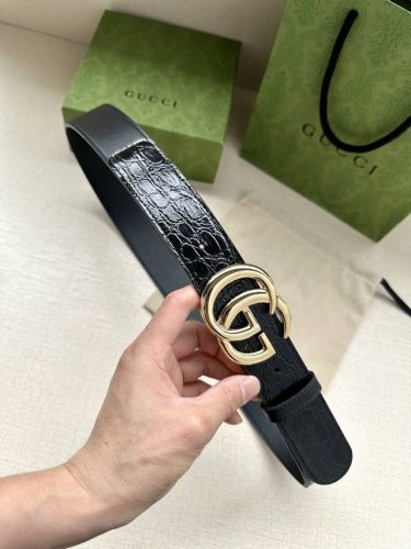 宽度4.0Cm 标志性Gg图案采用穿孔工艺制作，为这款黑色皮革腰带增添精致质感。闪亮钯金色调金属双G造型配件灵感源自对品牌别具意义的70年代的典藏设计。 黑色G