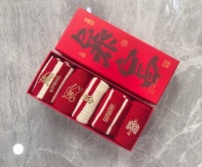 配包装 DDD 红红火火 大红袜 Burberry 巴宝莉 新款经典刺绣中长款堆堆袜袜子！一盒五双，专柜同步筒袜袜子，大牌出街，潮人必备超好搭。 DDD
