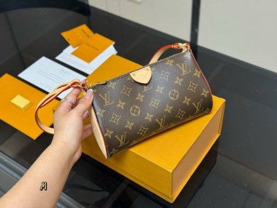 配折叠 Size：23*13Cm Lv 新款 锁头腋下包 跟麻将包一样实用能装~ 春夏背着轻轻松松