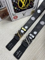 品名：Lv..路易..威登 材质：原单牛皮腰带 百分百头层牛皮腰带保证真皮，24K纯钢扣，专柜原单品质、做工精细，时尚大牌，送人自用首选 包装： 请认准如图专柜