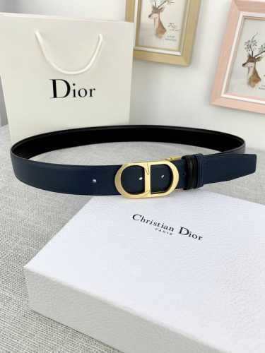 宽度3.5Cm Dior粒面触感牛皮革“Cd”皮带，搭配cd镂空扣，平纹粒面小牛皮底触感牛皮