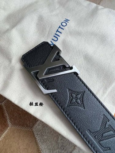 时尚超榜 路易威登腰带黑色牛皮压花腰带，字母金属扣，不分季节不分场合轻松拿捏，为整体穿搭造型气质加持。40Mm. 65247260