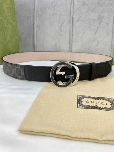 宽度 Cm Gucci 这款腰带在2020早秋系列中惊艳亮相，采用以标志性米色 乌木色组合呈现的品牌双g字母交织图案，与黑色皮革材质相得益彰。双g Mm厚度钢扣