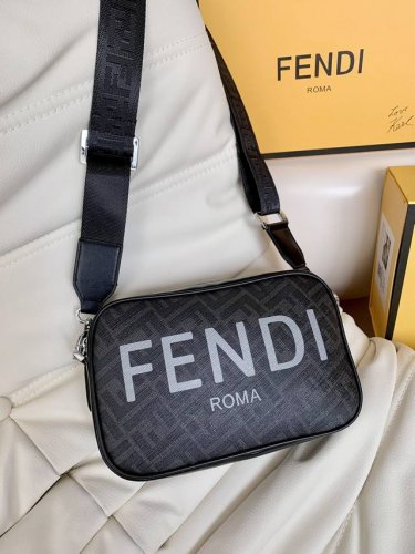 Fendi Pouch芬迪男包相机包超爆款来袭拉，牛皮 与印花Pvc斜纹双F的绝妙搭配，一出手足以吸引全部人的眼球再多小物品一包搞定，特殊双F印花照旧了芬家近年