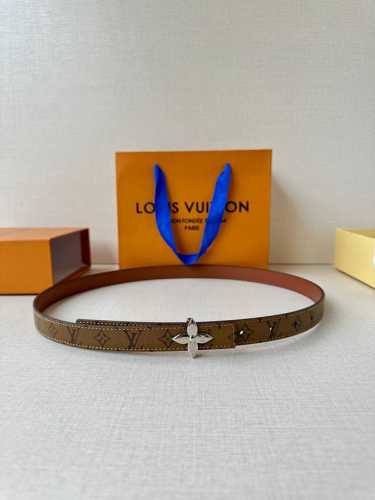 本款 2.0宽 Lv Iconic 腰带令传统元素焕现摩登魅力。纤细尺寸可穿过束带圈或单独收拢腰线，Iconic 搭扣流露优雅格调，双面设计实现更多造型可能一面
