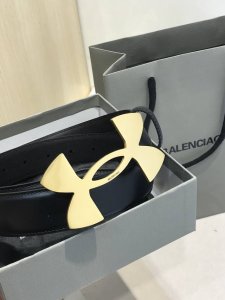 巴 .世家 Balenciga Fall-Winter 宽35Mm 黑色腰带采用复古美学设计意大利制造的原厂希腊纹皮革，釆用安德玛联名造型 签名镀金金属效果，深