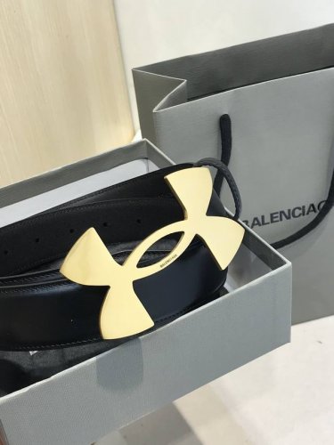 巴 .世家 Balenciga Fall-Winter 宽35Mm 黑色腰带采用复古美学设计意大利制造的原厂希腊纹皮革，釆用安德玛联名造型 签名镀金金属效果，深