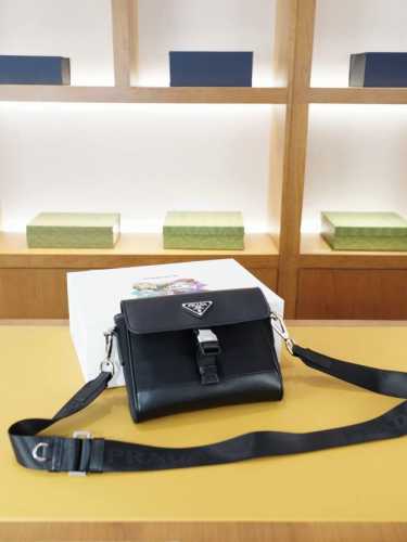 Prada 普拉达 官网同步 高版本 斜挎单肩背包 永恒不过时的标志性产品 纯原单布料 顶级五金制作 非市面普通版本 贸易公司订单货 全部实拍 实用性非常高 完