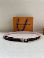 女款 2.0宽 本款 Lv Iconic 双面腰带以纤细剪裁迎接新季，搭配标志性 Iconic 搭扣，无论展现 Monogram Reverse 帆布或素雅牛皮