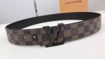 专柜Lv 此款双面腰带以标志性的暗咖啡色Lv Initiales搭扣搭配全新Monogram Eclipse。展现细腻的品牌特质，此款腰带是路易威登皮具与鞋履的
