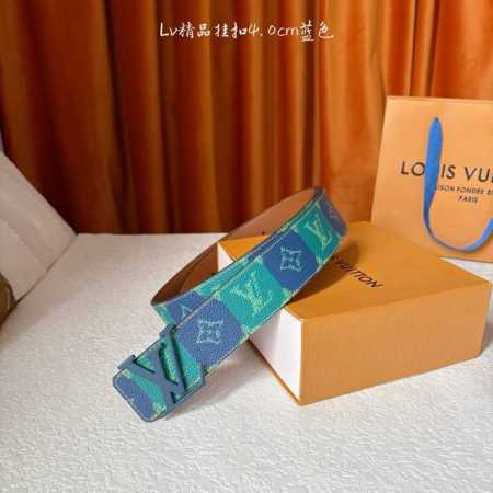 Lv Initiales College Monogram Heritage 可翻转腰带一出现便给人留下了深刻印象。在带有Monogram涂层帆布一侧的带子上， - 点击图像关闭