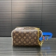Louisvuitton 路易威登 Nba联名 Cloakroom Dopp Kit手袋 手拿包 化妆包 洗漱包袋 经典百搭 实物拍摄 男女通用 配送防尘袋 礼