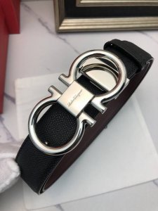 菲拉格慕：原单头层牛皮手掌纹面、内衬头层小牛皮底，搭配原单扣头，原单皮料定制，专柜宽度3.5