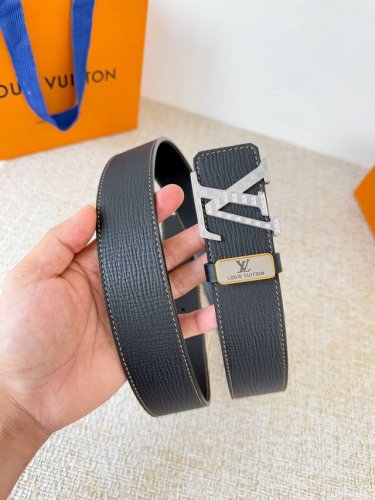 品名： Lv..路易..威登腰带皮带原单 型号：挂扣，经典纯钢材质镶钻挂扣，头层牛皮，图片实物拍摄 材料：头层牛皮，挂扣系列，纯钢材质扣头，镀钯电镀工艺永不掉色