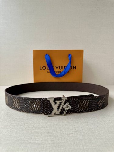 特 4.0宽Lv Flower 双面腰带取材 Monogram 涂层帆布 借背面皮革的 Lv Flower 压纹彰显 pharrell Williams 设计的