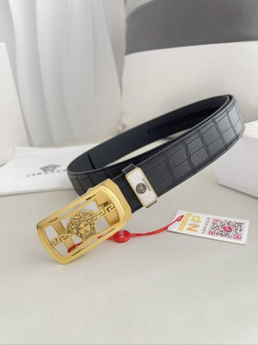 品名：范思哲.Versace.皮带腰带自动皮带 型号：自动带，纯钢材质经典人头自动扣，图片实物拍摄 腰带：百分百头层牛皮，自动带身，保证真皮。24K纯钢扣永不掉