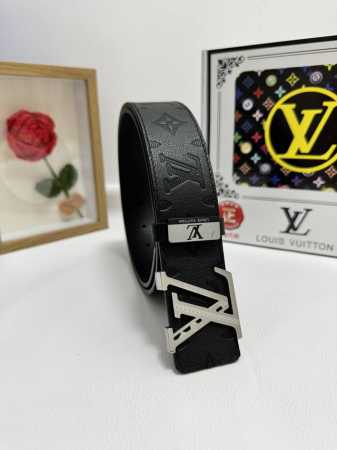 品名：Lv..路易..威登 材质：原单牛皮腰带 百分百头层牛皮腰带保证真皮，24K纯钢扣，专柜原单品质、做工精细，时尚大牌，送人自用首选 包装： 请认准如图专柜 - 点击图像关闭