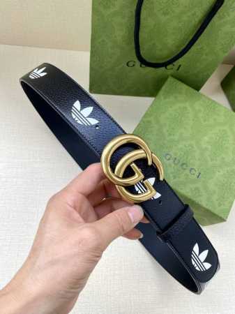 宽带4.0Cm Gucci 作为adidas X Gucci联名系列之一，这款皮革腰带饰有gucci Trefoil印花。Adidas和gucci大胆探索联名系 - 点击图像关闭