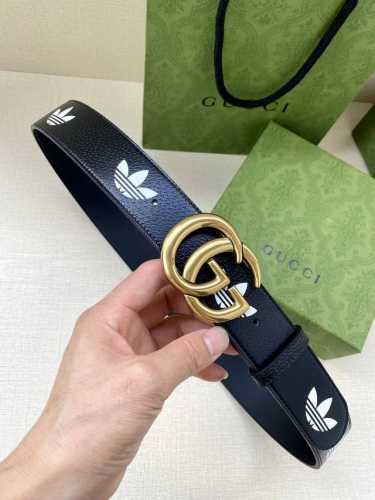 宽带4.0Cm Gucci 作为adidas X Gucci联名系列之一，这款皮革腰带饰有gucci Trefoil印花。Adidas和gucci大胆探索联名系