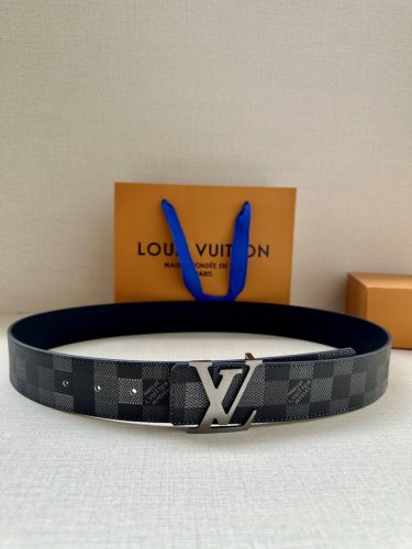 Lv 4.0宽Initiales Damoflage 双面腰带巧妙融入 Pharrell Williams 打造的像素化 Damoflage 图案，以深邃色调含