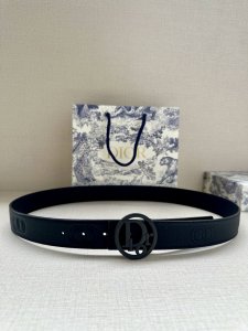 特 Dior 这款 35毫米双面腰带结合典雅气质与摩登风范。一面则采用迪奥灰粒面牛皮革，另一面则采用同色调压花 Cd Icon 标志。长度可调节，可搭配各式 3