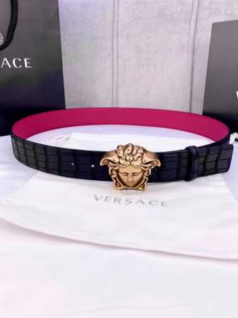 宽度4.0Cm Versace 范思哲 采用精挑细选进口牛皮，此款鹿皮腰带配有醒目的美杜莎头像搭扣，可为任何造型增添几分立体雅致效果。 - 点击图像关闭
