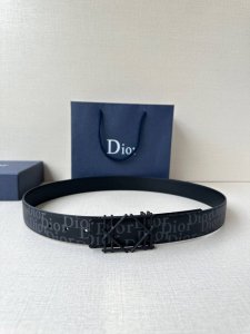 Dior 宽度3.5Cm 这款不锈钢金属腰带扣、是季节男装系列新品，展现 Dior 经典的藤格纹图案。可与各式35毫米腰带搭配，彰显经典风格。