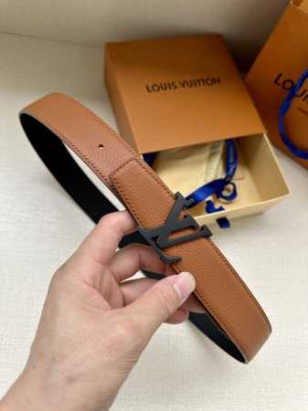 特 Lv Heritage 双面腰带3.4宽 选取粒面皮革和纳帕皮革，以抛光和拉丝工艺淬炼新款 Lv 搭扣。微弧形边缘和摩登形状末端见证细致匠心，为考究人士带来 - 点击图像关闭
