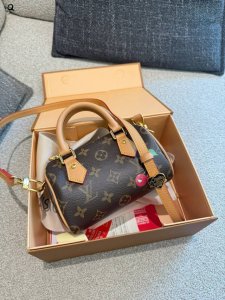 Lv 小樱桃枕头包 Nano16Cm 配徽章双盒包装