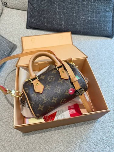 Lv 小樱桃枕头包 Nano16Cm 配徽章双盒包装