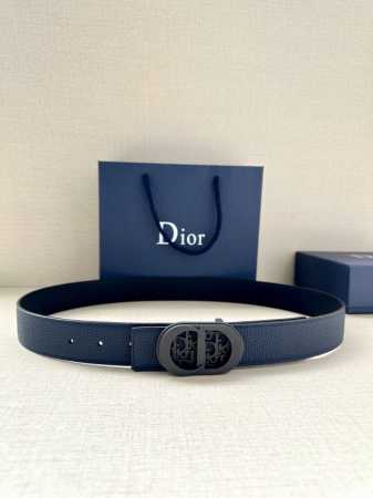 特 宽度3.5Cm 这款白金色饰面黄铜腰带扣采用“Cd”标志点缀，镌刻有 Dior Oblique 图案，经典元素呈现本季全新风采。设计精巧，可与各式 35 毫 - 点击图像关闭