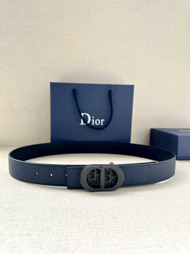 特 宽度3.5Cm 这款白金色饰面黄铜腰带扣采用“Cd”标志点缀，镌刻有 Dior Oblique 图案，经典元素呈现本季全新风采。设计精巧，可与各式 35 毫