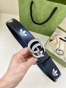 宽带4.0Cm Gucci 作为adidas X Gucci联名系列之一，这款皮革腰带饰有gucci Trefoil印花。Adidas和gucci大胆探索联名系