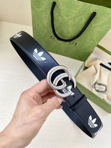 宽带4.0Cm Gucci 作为adidas X Gucci联名系列之一，这款皮革腰带饰有gucci Trefoil印花。Adidas和gucci大胆探索联名系