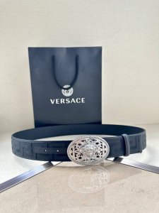 带宽3.8Cm Versace范思哲此款缎带腰带风格十分休闲，饰有标志性希腊回纹图案，可搭配休闲单品或高腰正装。 闭合式佩戴 希腊回纹图案 材质：100%聚酯纤