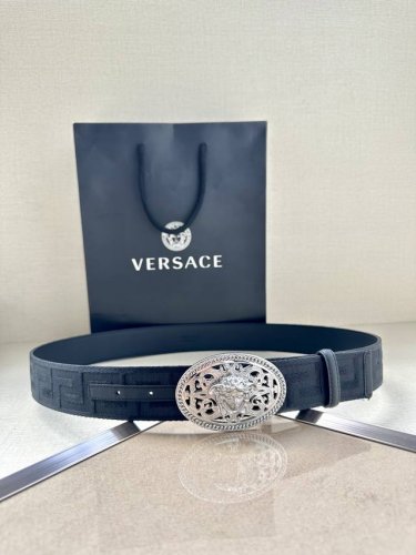 带宽3.8Cm Versace范思哲此款缎带腰带风格十分休闲，饰有标志性希腊回纹图案，可搭配休闲单品或高腰正装。 闭合式佩戴 希腊回纹图案 材质：100%聚酯纤