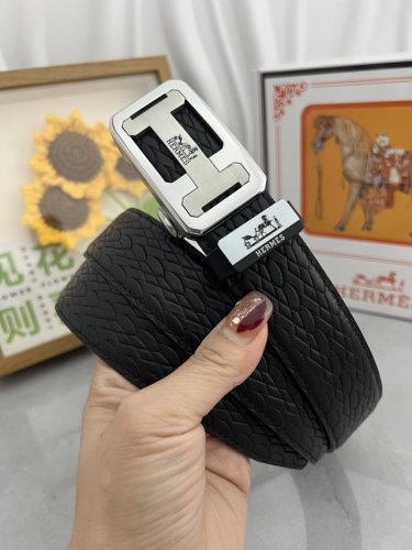 品名：爱马仕.HermèS 自动带 材质：原单牛皮腰带 百分百头层牛皮腰带保证真皮，24K纯钢扣，专柜原单品质、做工精细，时尚大牌，送人自用首选 包装： 请认准