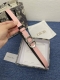 迪奥550 2.0Cm。 这款 Montaigne Avenue 腰带从同名手袋汲取灵感，采用黑色光滑 牛皮革精心制作，质感柔软，设计优雅，饰以富有光泽的新款金