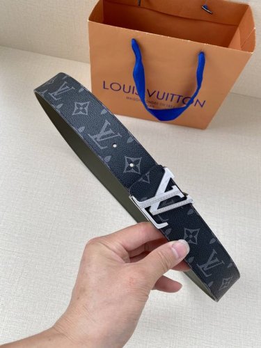 特P180 满溢艺术气息的搭扣为 Lv Line 40 毫米腰带凝聚视觉焦点 令 Monogram Eclipse 图案与素净牛皮革的双面拼接更显雅致。搭配正式